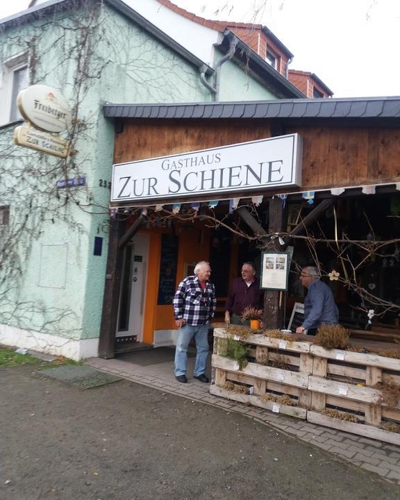 Zur Schiene